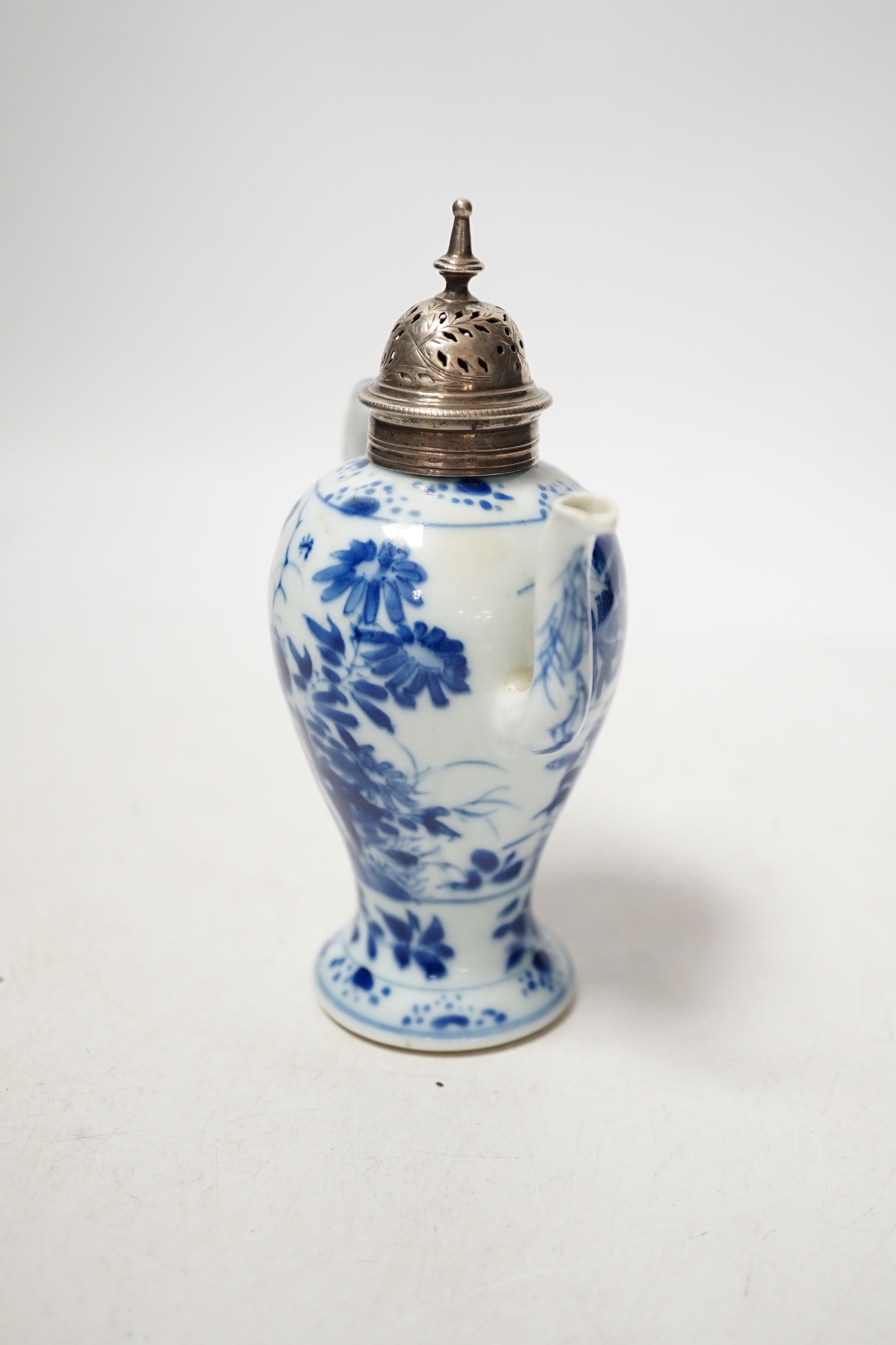 A Chinese Kangxi period blue and white small ewer, with unmarked English white metal cover, 14,5cm high
